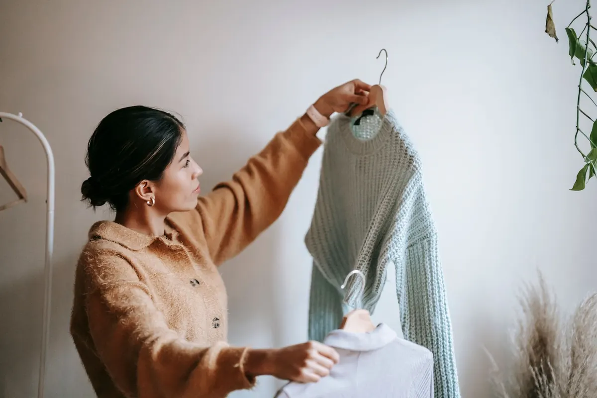 Cardigan or Pullover? How to Choose the Right Knit Layer for Your Outfit
